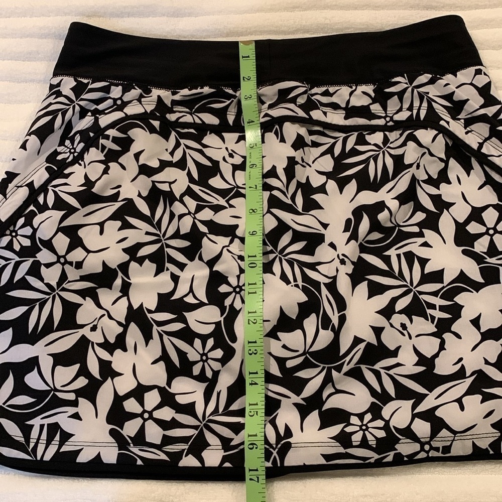 NWOT Lands End Womens Skort. Has black shorts with hygienic liner in place. 12. - Picture 8 of 9